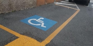 Disabili e parcheggio gratuito su strisce blu: dove e quando?