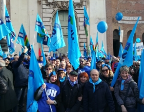 Barbagallo durante la manifestazione a Roma: piazza strapiena, il Governo ascolti questa gente!